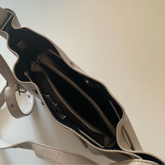 Matt & Nat | Lexi vegan bucket bag | Includes snap in pouch | Off white grey - Picture 5 of 8